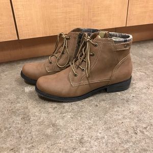 NWOT Women’s Lace Up Boots